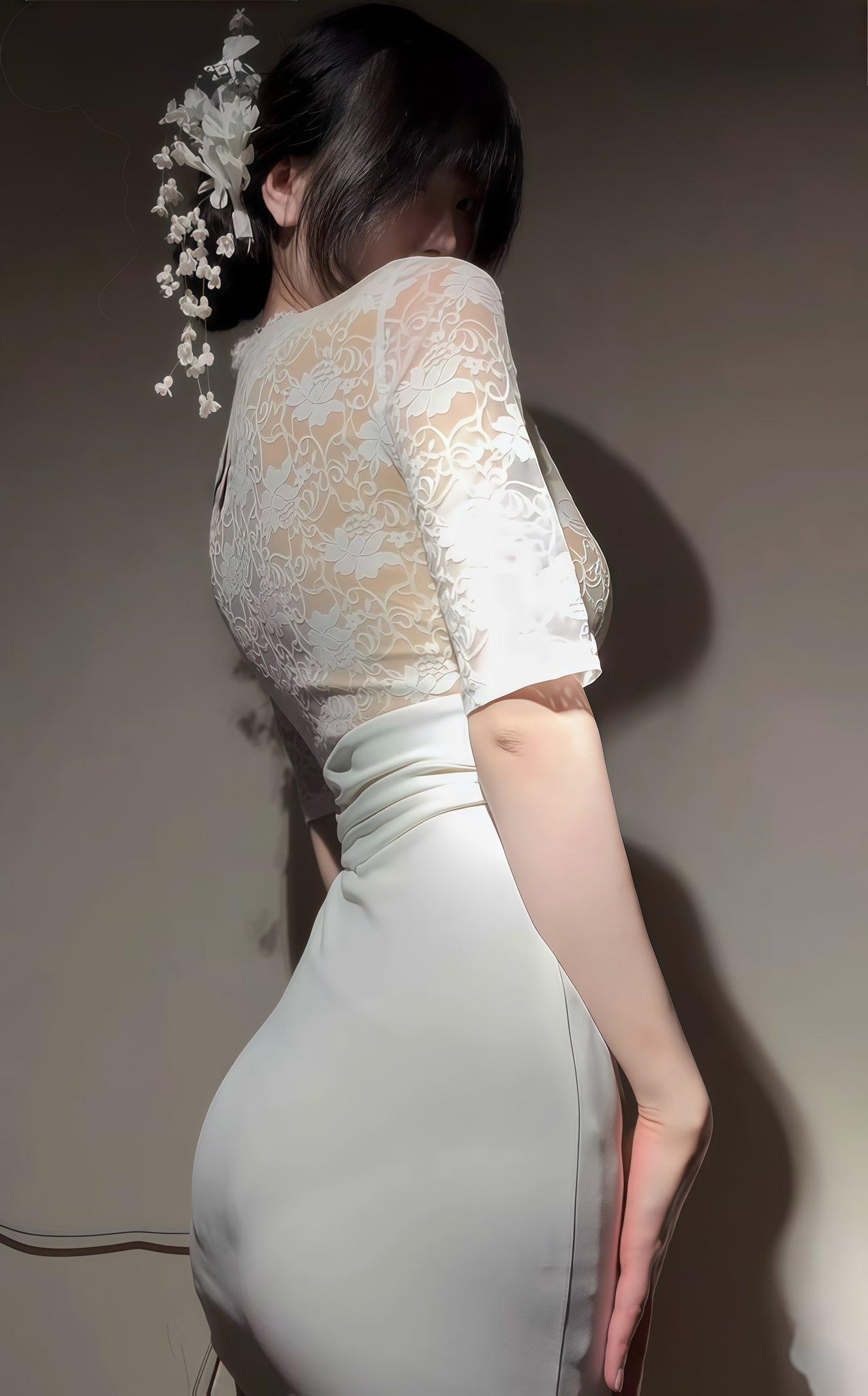 白纱似月光精心裁就，蕾丝织就半透明的心事。V领温柔拢住锁骨，缎带束起腰肢曼妙曲线