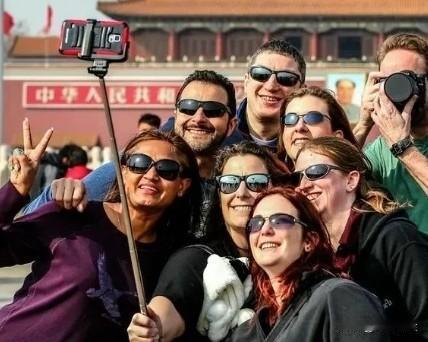 世界总要反转，崇中媚华也可能会成为下一个节奏点！

如今才明白，崇洋媚外、月亮也