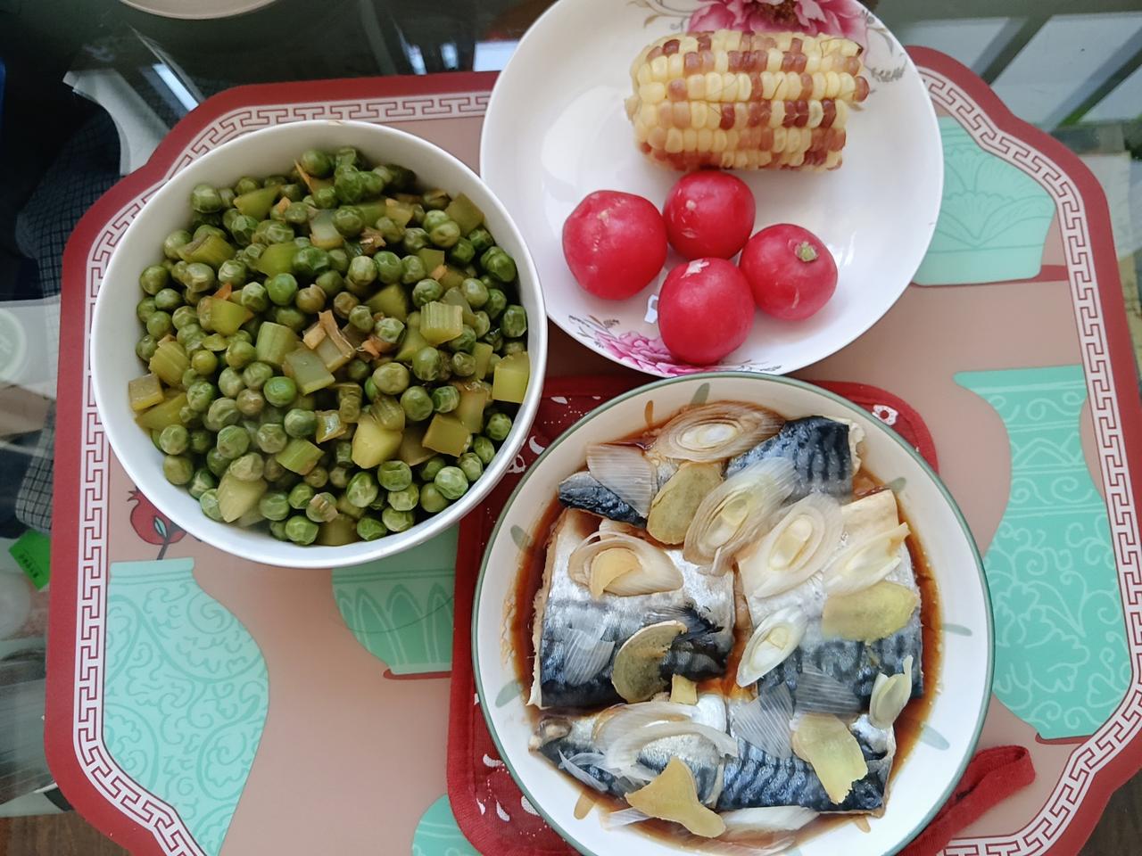 外甥女给我买了两袋挪威青花鱼，我还是头一次吃。按她教的方法，把鱼切几刀平铺盘中，