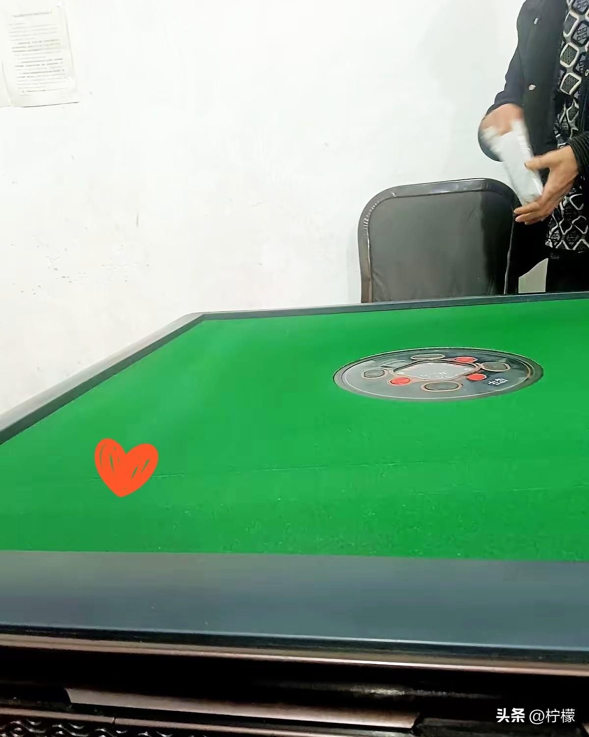 这阵风终于还是吹来了！！
全国的棋牌室、麻将馆，一边是退休老人找个乐子打发时间，