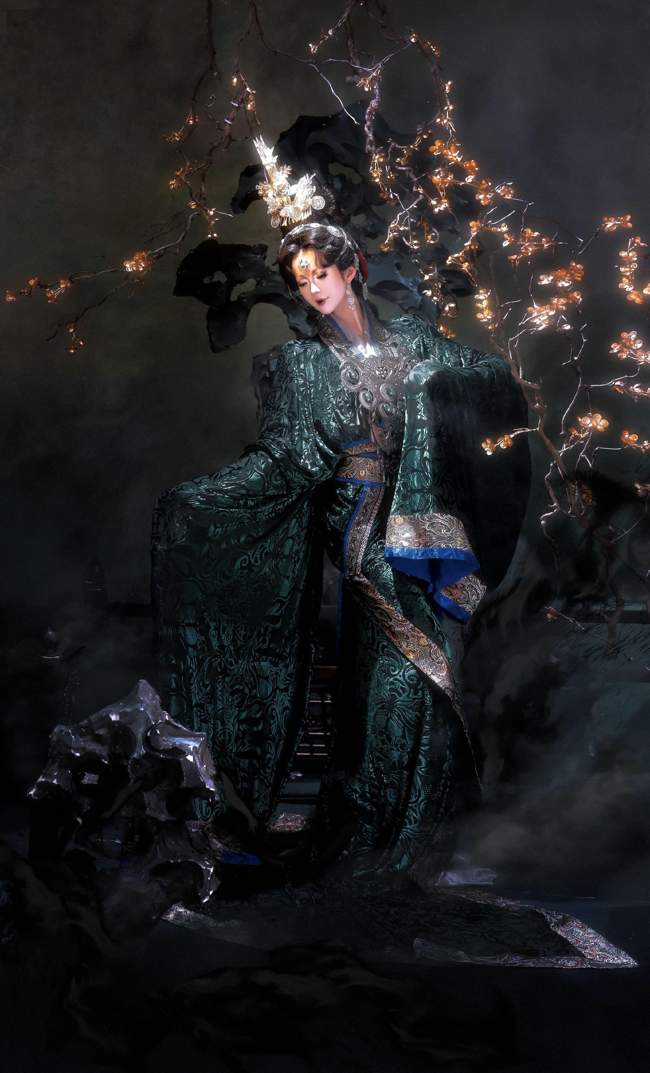 石脉水流泉滴沙，鬼灯如漆点松花。