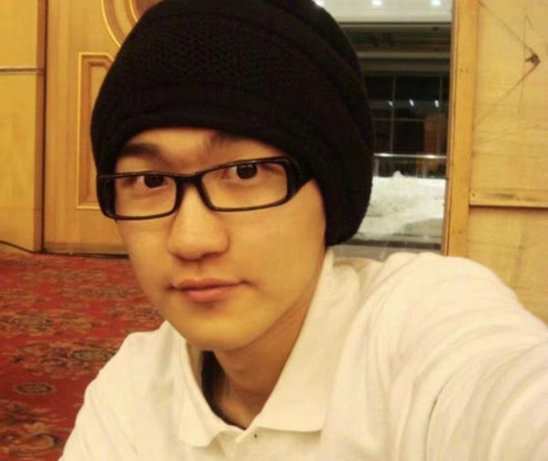  没想到张大大能自己晒出自己的旧照，不过看得出来他上大学的时候颜值就已经很出色了