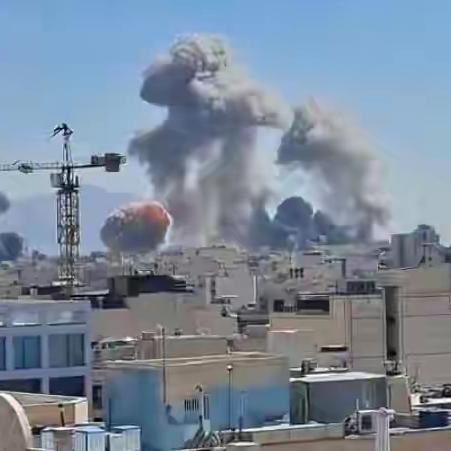 4枚导弹袭击美国航母，美承认有3人死亡5人重伤
伊朗用4枚弹道导弹袭击了美国“亚