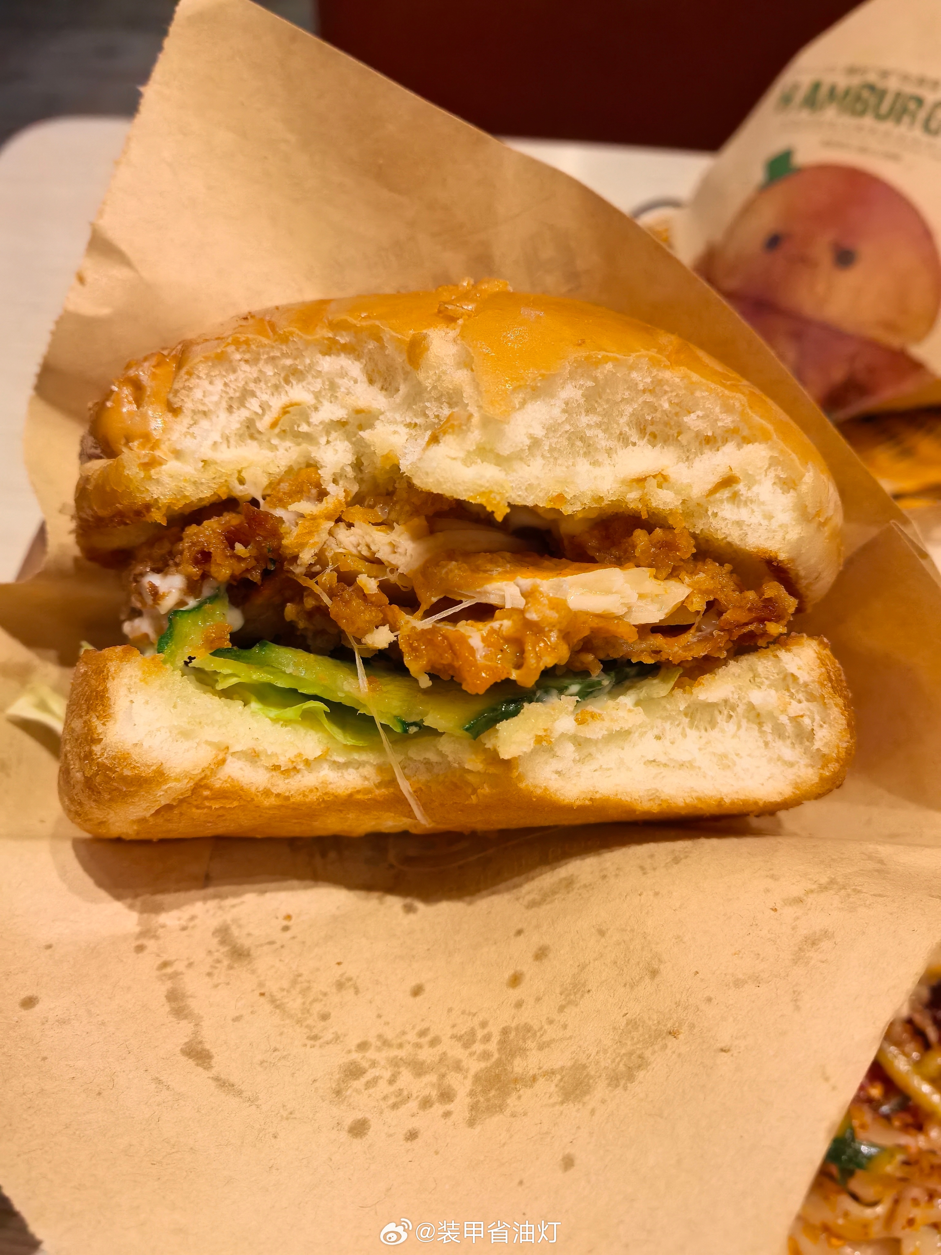 汉堡🍔配凉皮，意想不到的组合，有出人意料的惊喜  ​​​