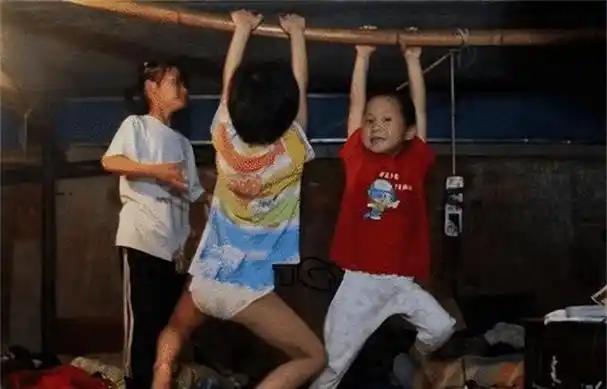 2000年，浙江嘉兴一桥洞下住着一对夫妻，蜗居10年生4个孩子，与老鼠为伴。谁料
