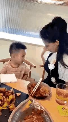 老话说的好:三岁看小，七岁看老。这小家伙把“男人本色”表达的淋漓尽致而且美女还没