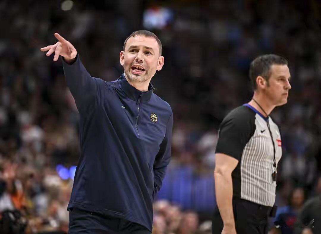 以前迈克马龙执教掘金时，经常为约老师或者其他队员出头跟裁判理论，现在小阿德尔曼缺