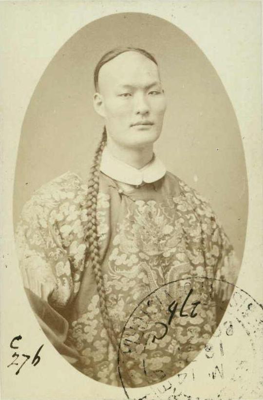 晚清知名的巨人詹世钗，1842年生于江西婺源虹关村人。身高2.44米，海外马戏团