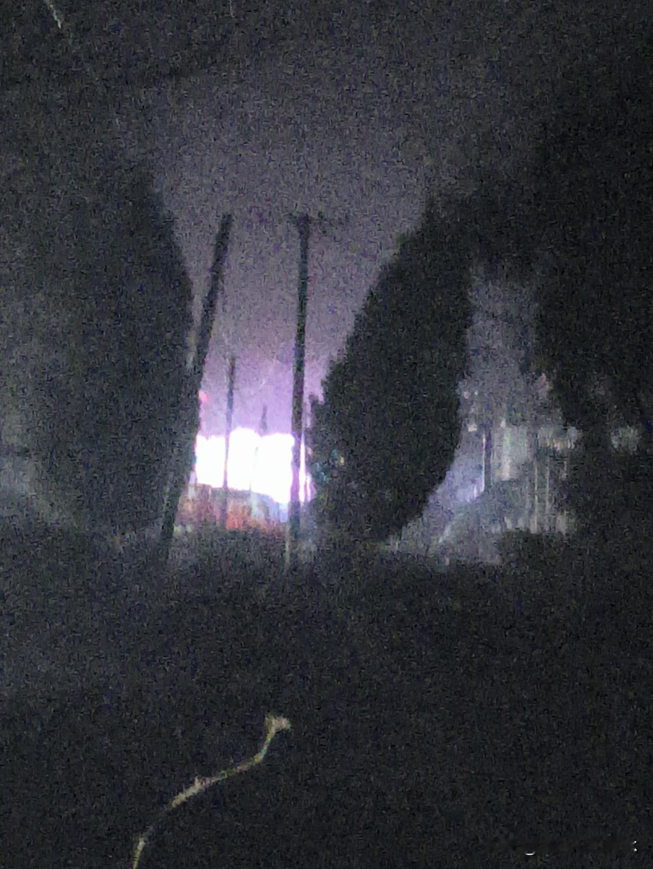 丧葬一条龙服务简直就是暴利，已经到了令人发指的程度。
舞台车一场葬礼五千到一万元