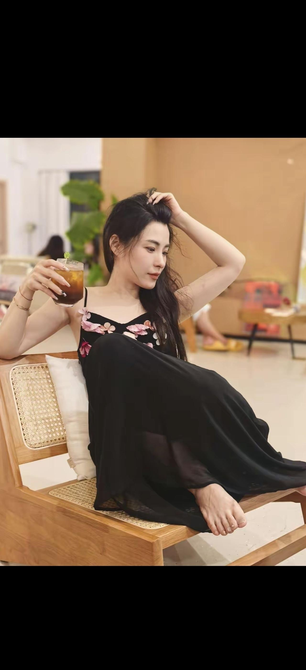 绿蚁新醅酒，红泥小火炉。