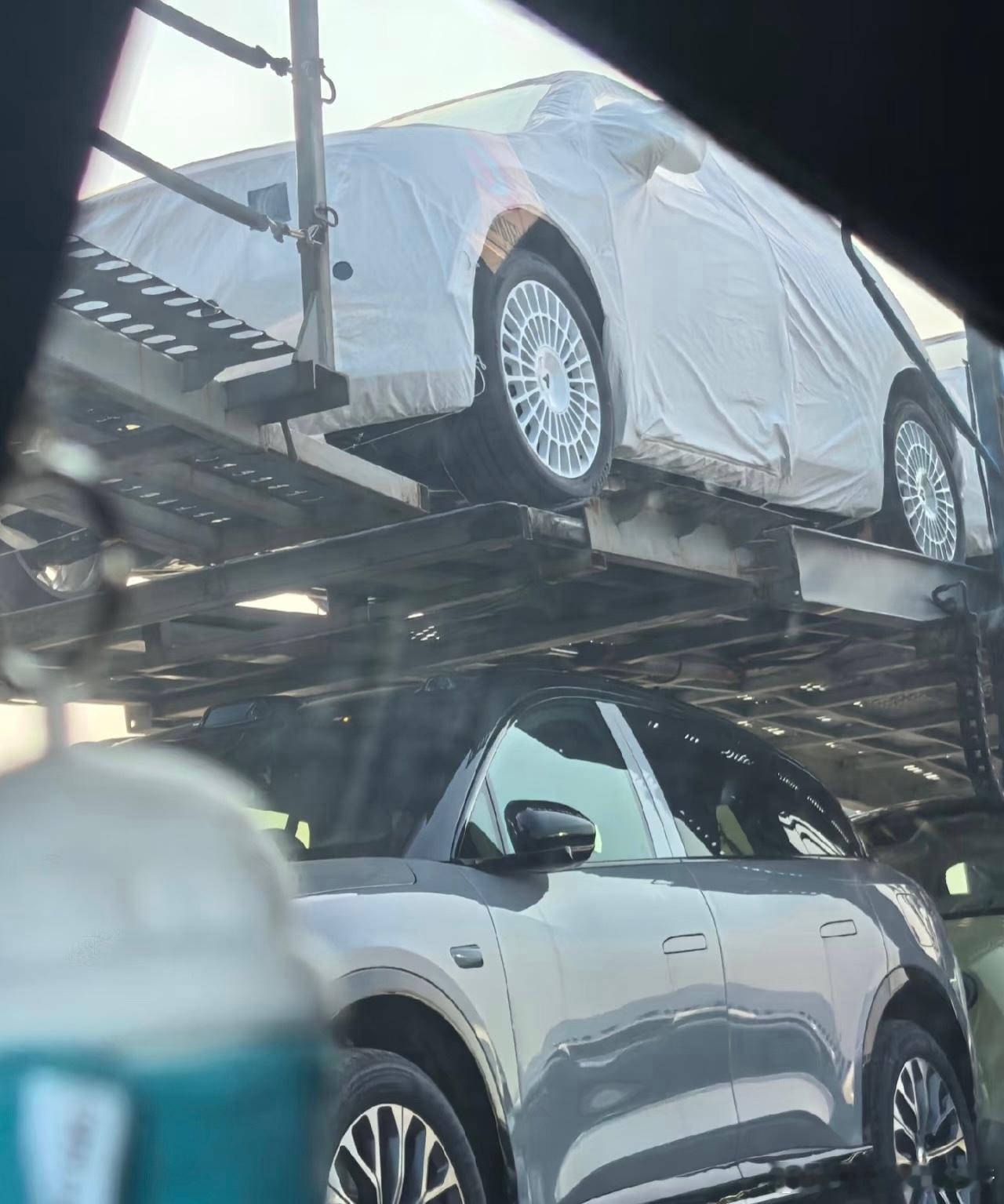 运输车上有两辆裹得很严实的萤火虫，轮毂是美拉德同款白色小红书有网友说已经看到了实