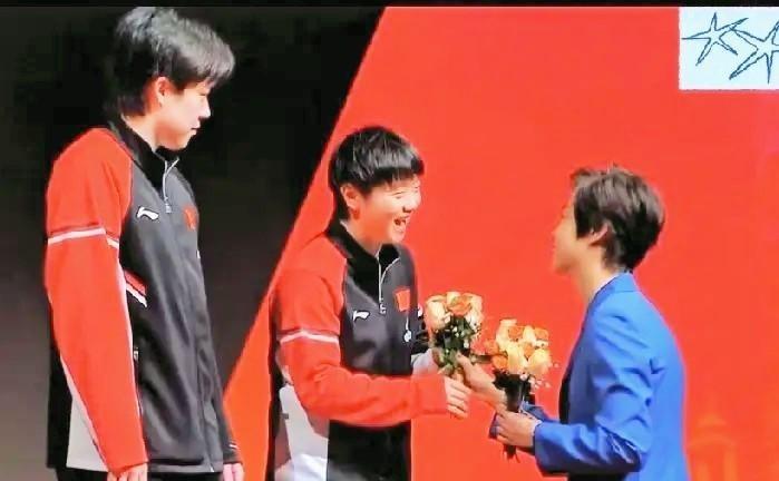 输了决赛，大魔王送她用了二十年的队医。
一接手，孙颖莎三年没进伤病名单。
球迷让