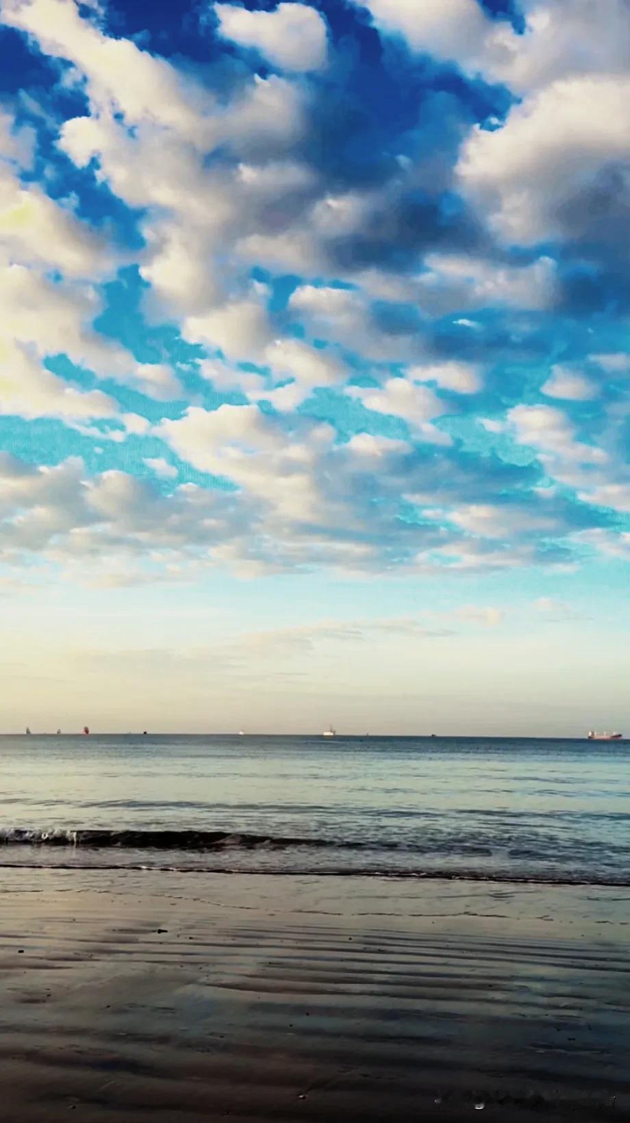 海天一色，云卷云舒。早晨的美好的一天开始了，海边风景优美。今日的碧海蓝天 美在大