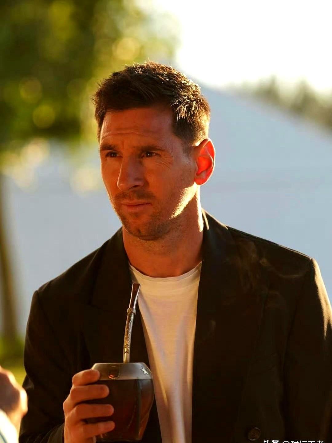 梅西回来了！这很可能是他在阿根廷本土最后一次披上国家队战袍。

刚从迈阿密飞抵布