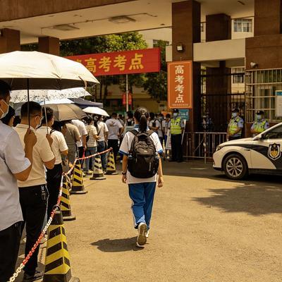 不知道大家发现了没有，相比于 20 年前，中国社会的变化非常明显，高考的家长很有
