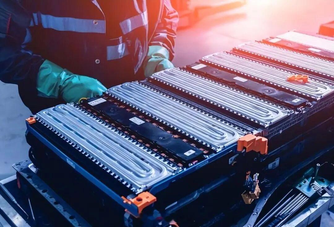 我国发布《电动汽车用固态电池 第1部分：术语和分类》国标征求意见稿，系全球首个固