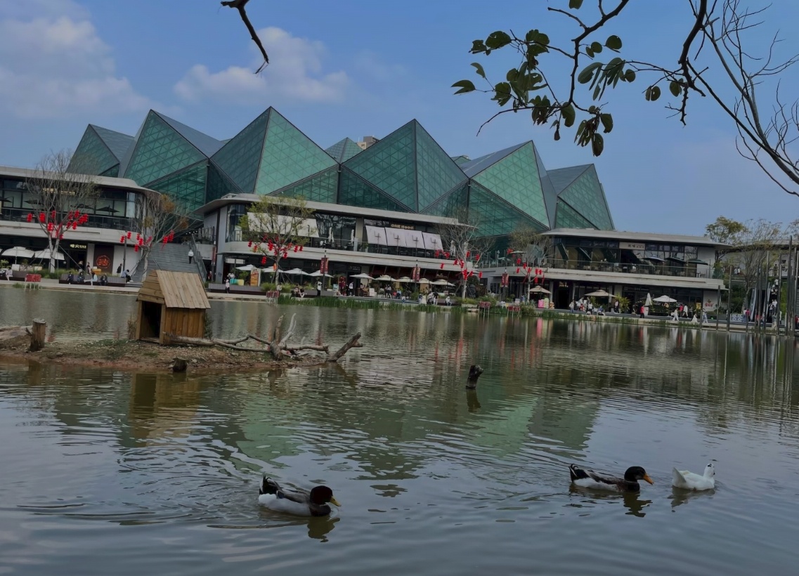 大运中心的《惊蛰无声》打卡装置，是运动风穿搭~流线型的建筑当背景，在大运天地街区