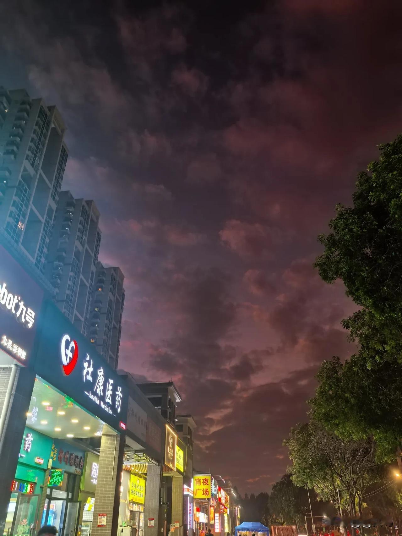 分享一张相册里随手拍的天空昨天傍晚时分，途经金沙洲随手拍的天空画面，忍不住分享给