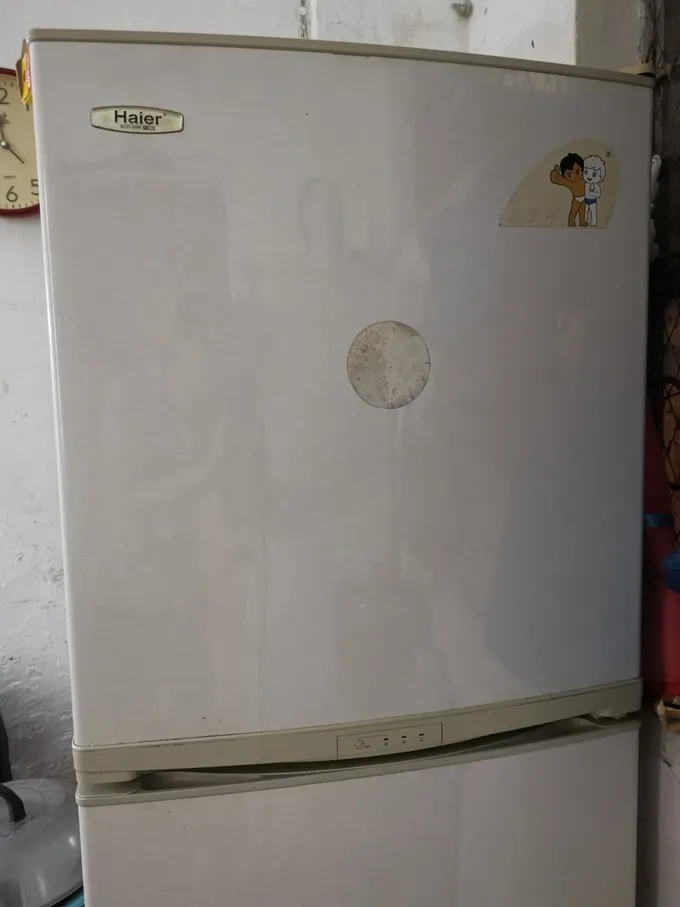 我老家有一台特别老的冰箱，记得那个标是两个小孩。因为一直能用，所以奶奶就没舍得更