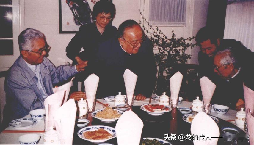 杨尚昆、王震在荣毅仁家做客。