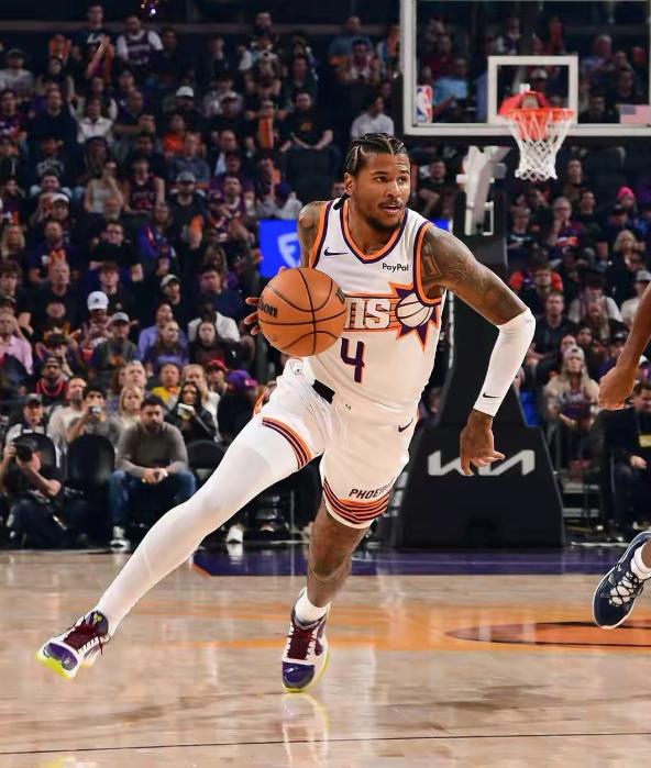 太阳超级后卫杰伦-格林真是极度的拉胯！

在今天太阳主场迎战魔术的比赛中，目前双