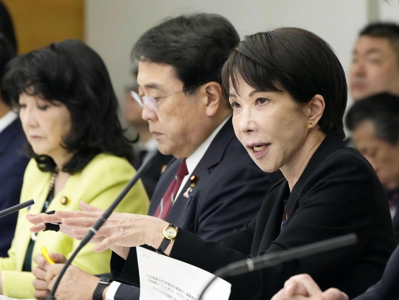 日本政坛有句老话，支持率是首相的氧气。
如今，高市早苗的氧气瓶，警报响了。
《每
