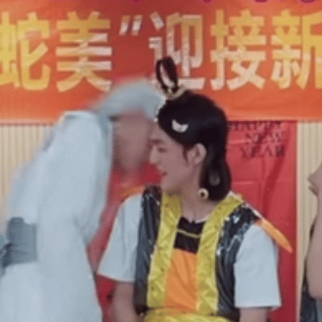 不是 互相闻这画面就不太对了怎么还追着闻… 