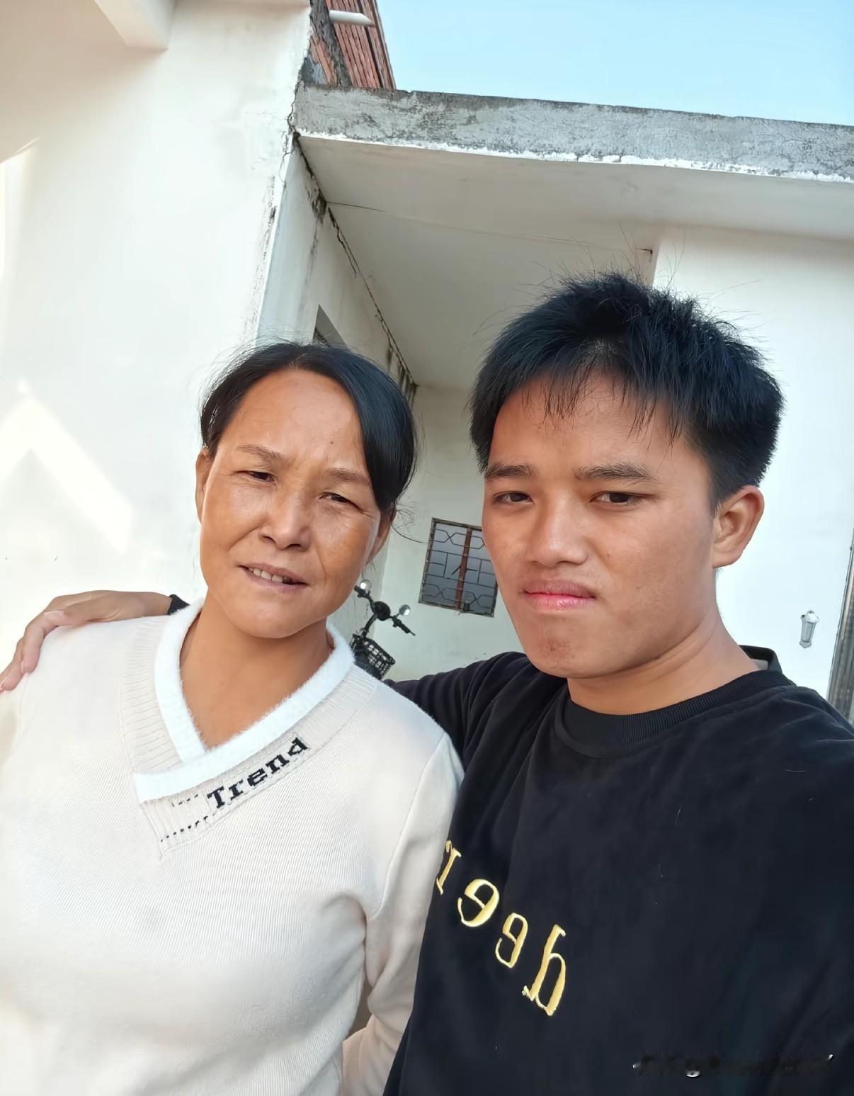 大家知道这个谁都不打只打亲生父亲的正能量博主吗？

最近被这个大孝子感动到了，父