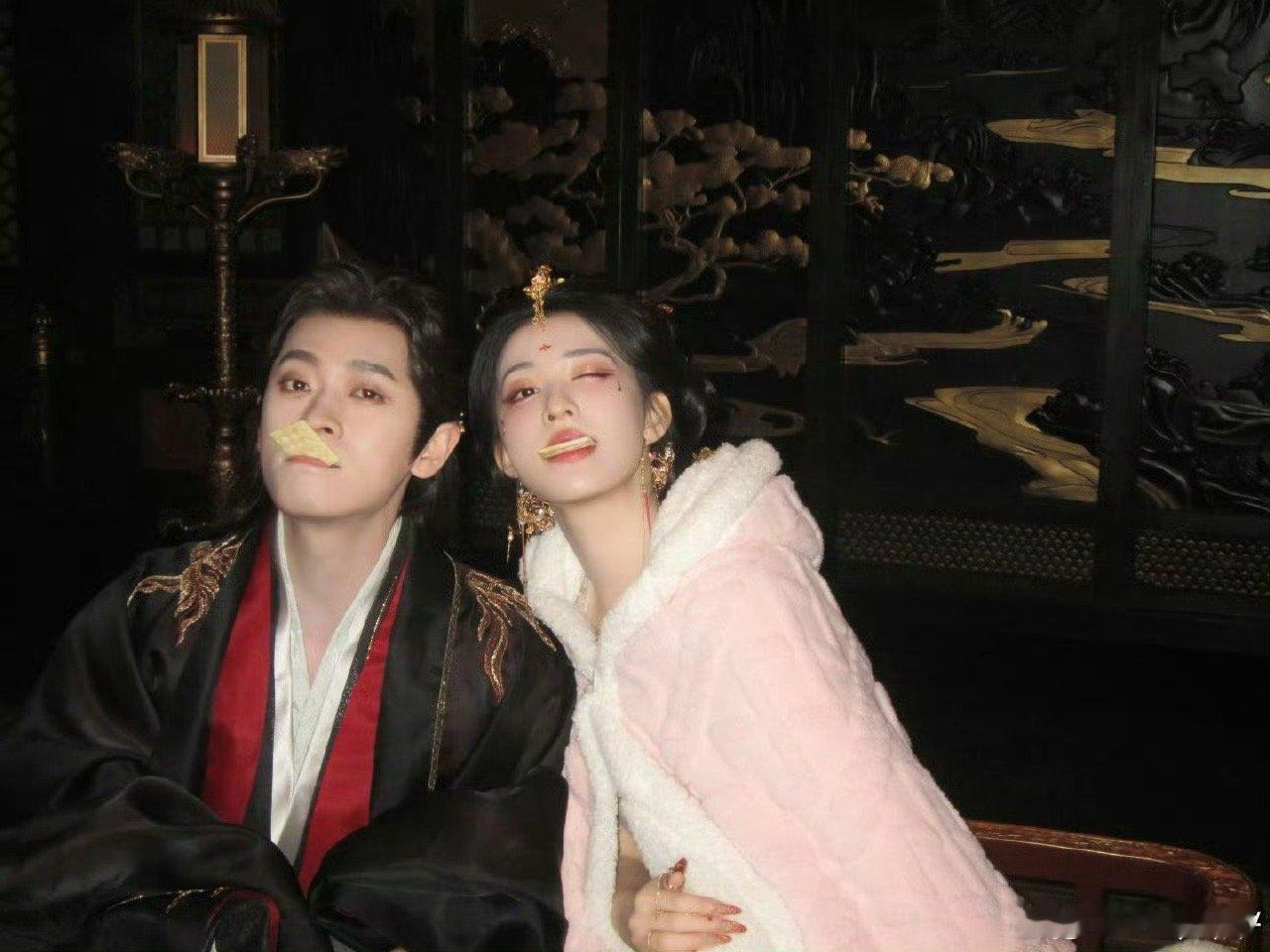 丞磊在飞机上帮王楚然剔牙你俩别太搞笑了，这么熟的吗