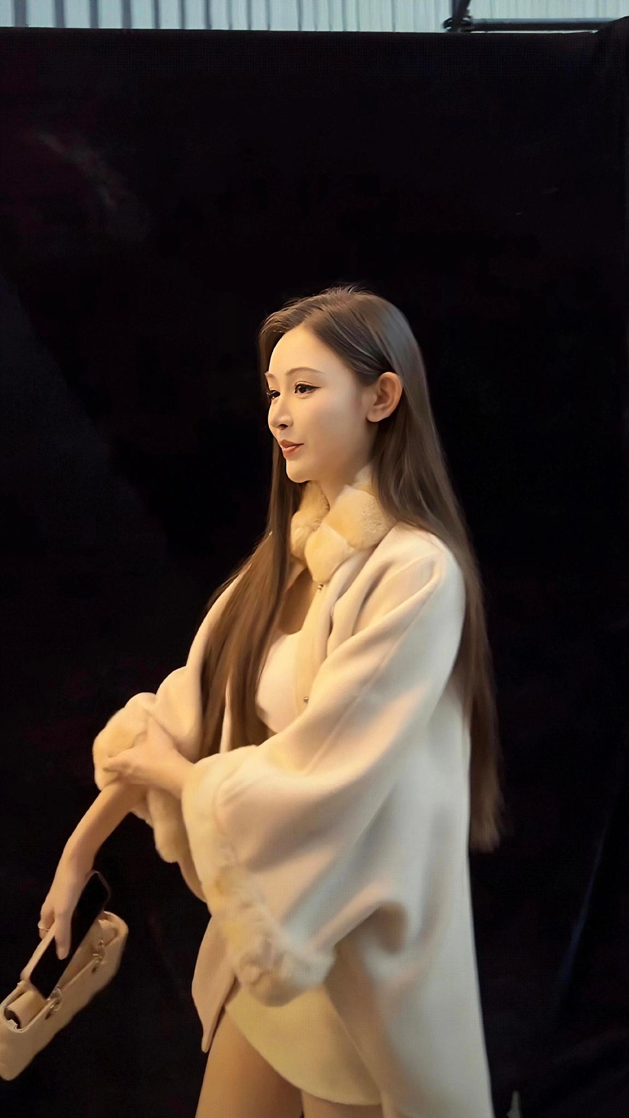 @敏敏💫 @小敏～ 女明星活动现场 白色系穿搭 摄影模特 女明星既视感