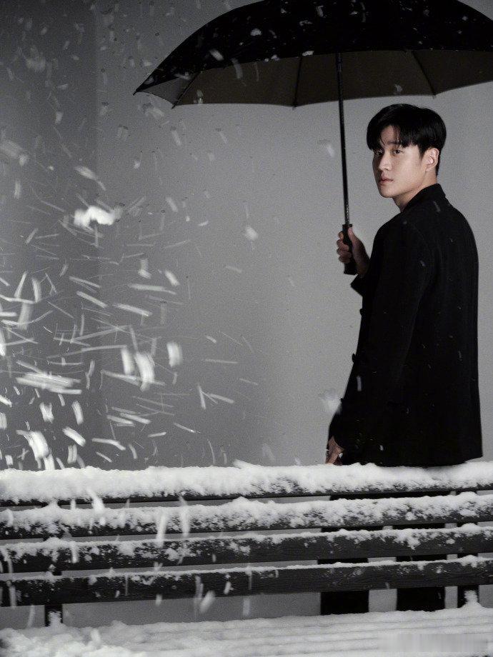 周兴哲北京初雪心软的神声生不息 这组大片像是从偶像剧里截出来的剧照，北京初雪只是