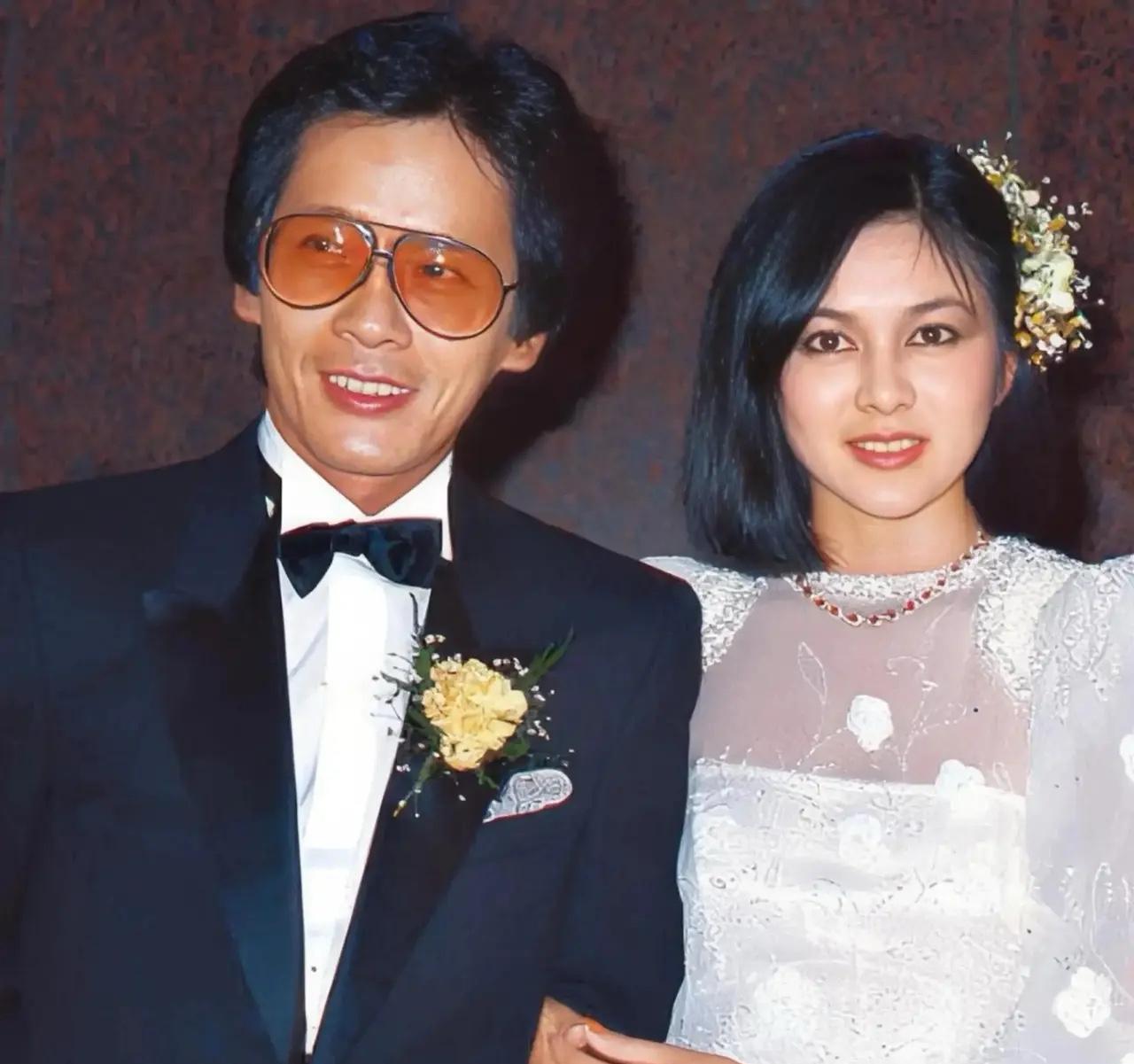 1982年，37岁的富商王国旌迎娶19岁关之琳时的一幕，追求时一掷千金，两个月就