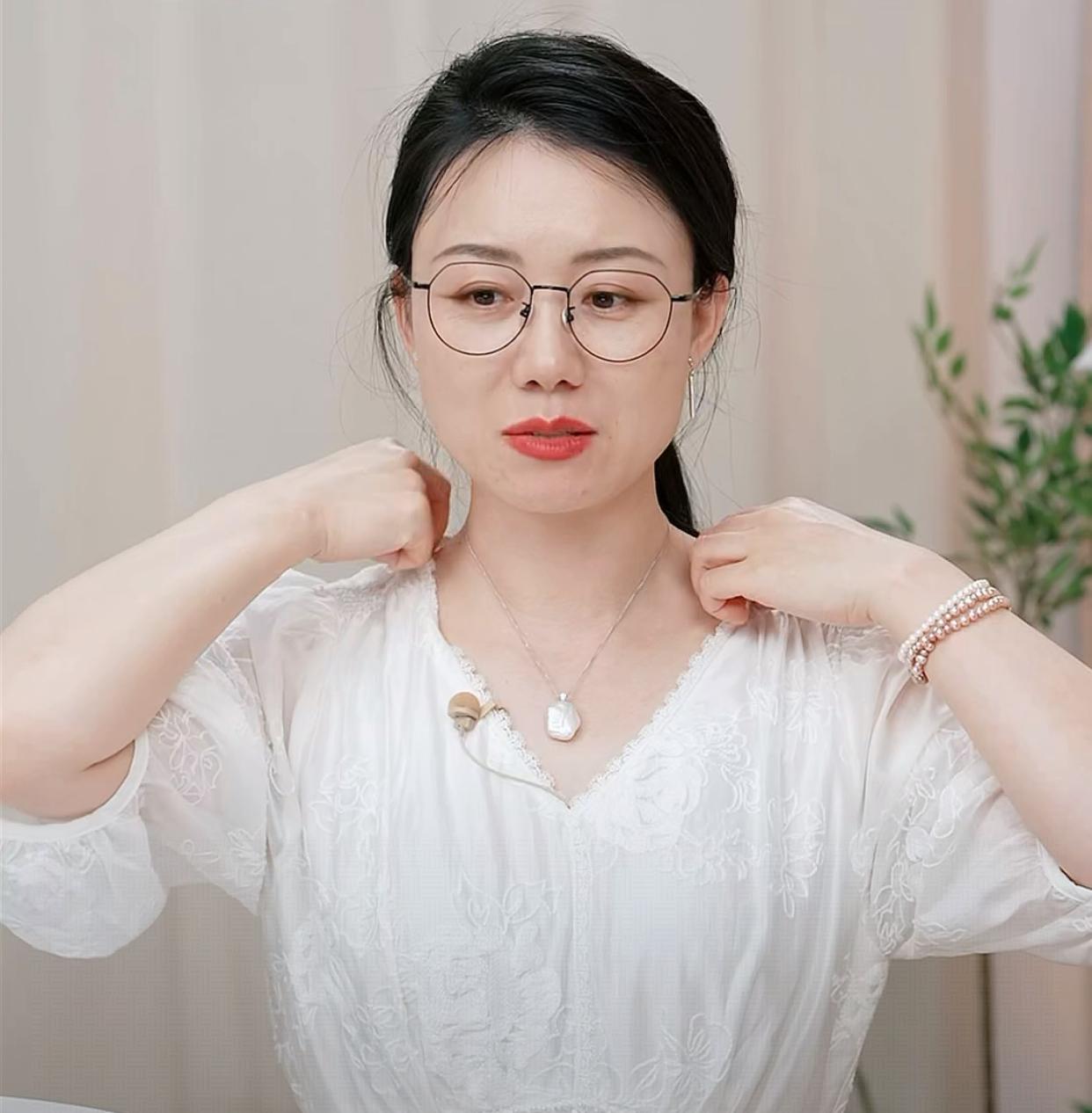 真是孤陋寡闻了
第一次见这种形状的珍珠项链
潇潇展示的时候还在犹豫
这圆不圆、方