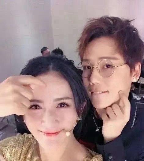 刘维谢娜师徒情好好磕娜姐生日，刘维这徒弟也太会了！又是送花又是比心，师徒俩同框就