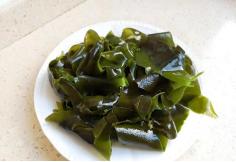 早在2005年的时候，海带就被科学家排除出了植物的圈子，因为人们发现按照二分法，