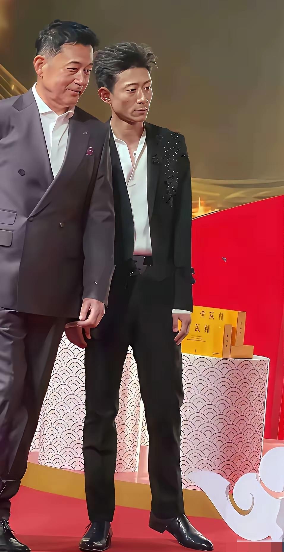 张一山暴瘦和王志飞同框，这画面太冲击了！
说好的“刘星”呢，怎么憔悴得像同龄人？