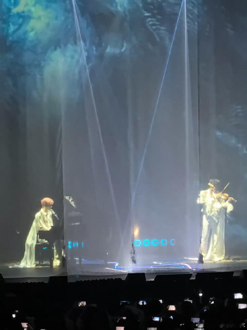 何昶希何衍朝钢琴小提琴合奏 香港演唱会也太炸了吧！钢琴小提琴合奏这是什么神仙配置