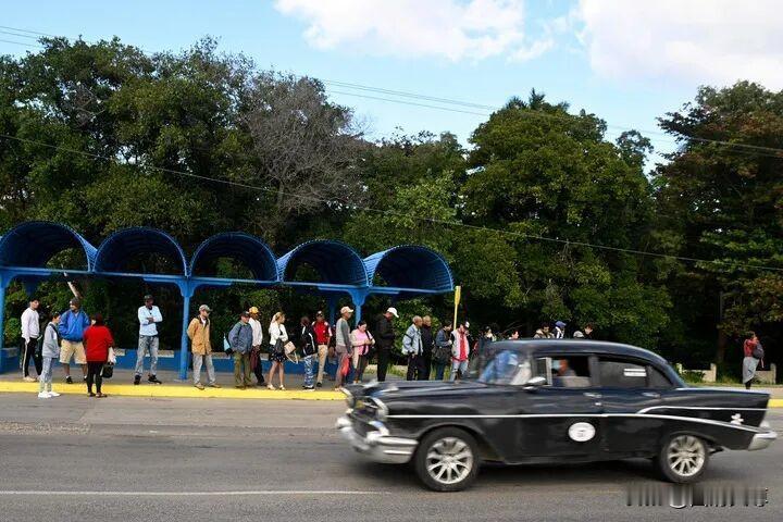 俄罗斯这是打算放弃古巴了吗？怎么突然宣布从古巴接回滞留在古巴的公民呢！
 
俄罗