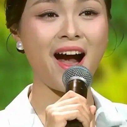 《龚爽演唱《长大后我成了你》，歌声充满画面感，让人回味无穷》播放量：2.4万点赞
