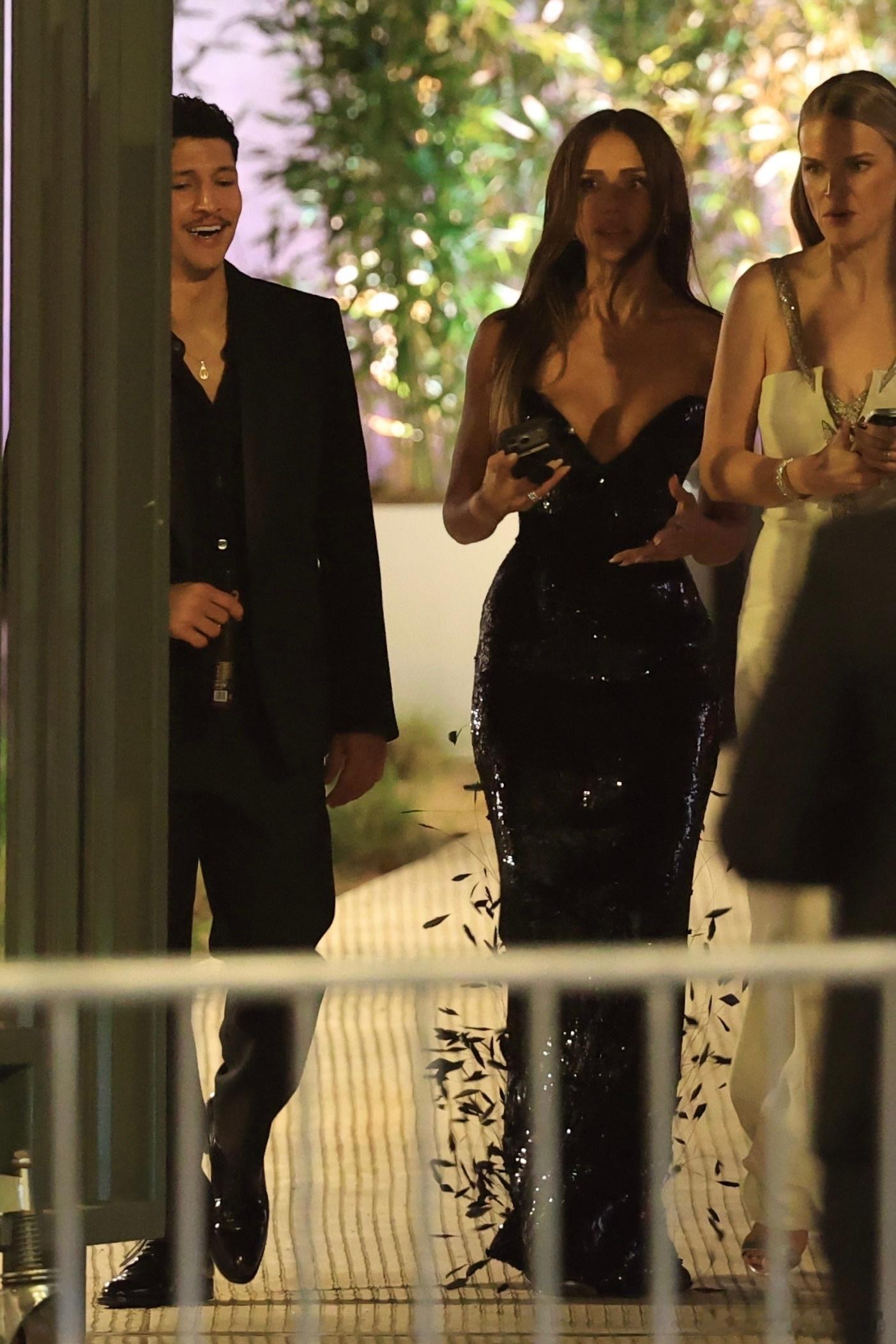 Jessica alba杰西卡阿尔芭今天在贝弗利山庄出席名利场奥斯卡趴后，和男友