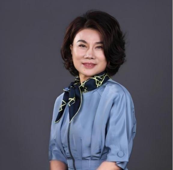 1991年，董明珠上门讨要42万货款，经销商却说：“再发50万的货，卖完一起结！