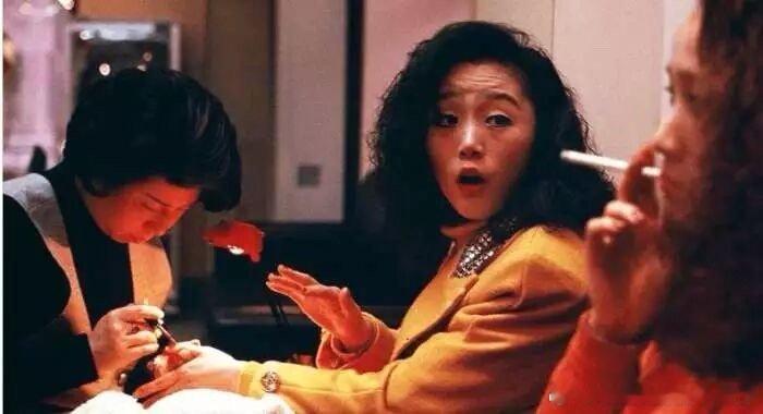 八十年代 一位正在做美甲的女子 