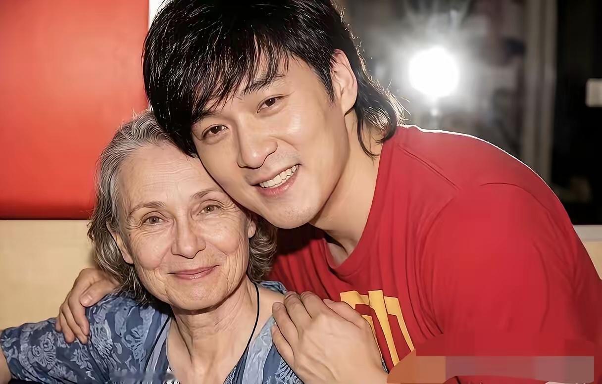 你不嫌我少年穷，
我不负你糟糠恩，
这就是周华健宠了40年的爱妻。穷是怕妻走