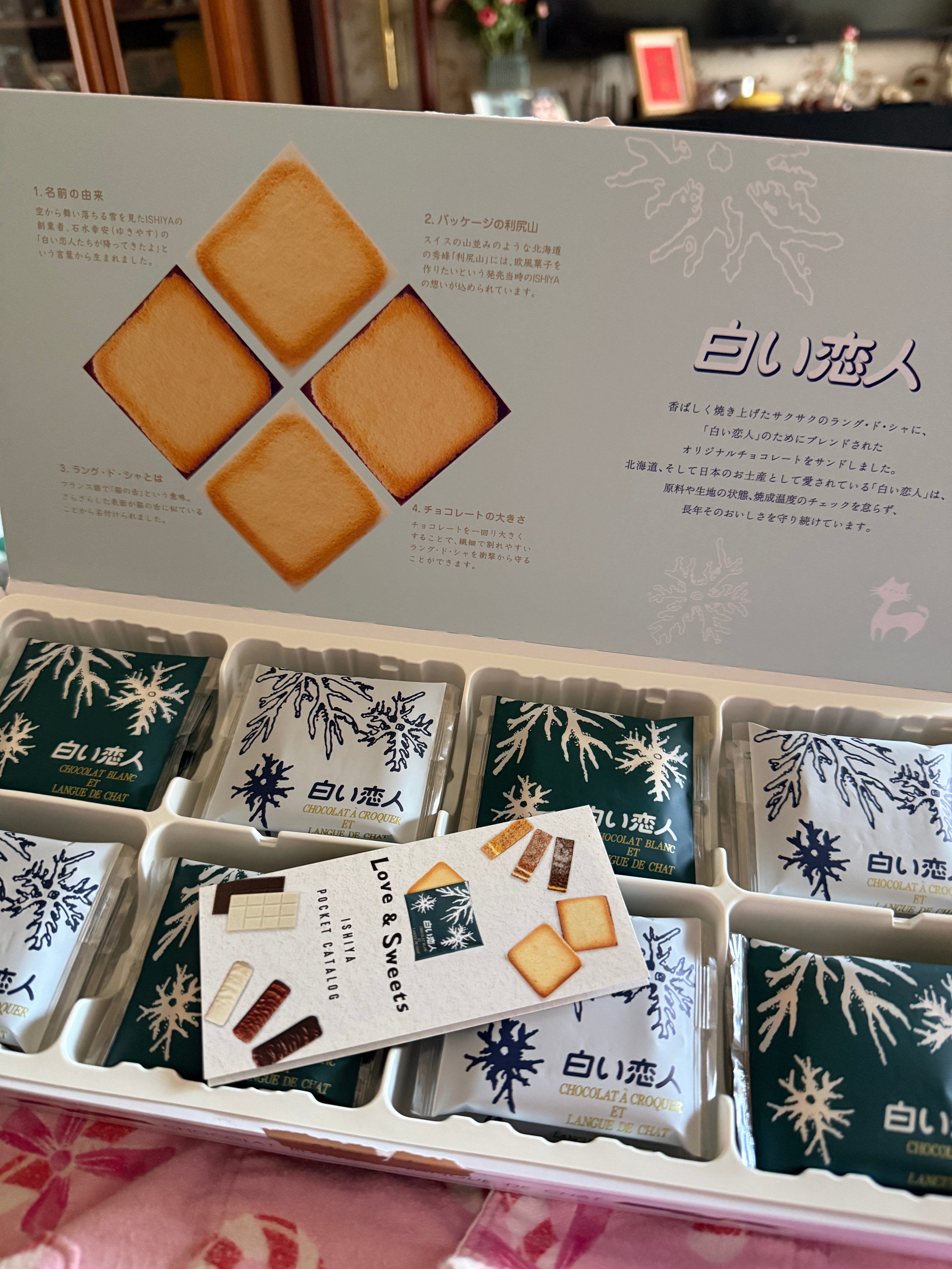 刚起来吃今天第一顿饭，我出去玩儿带回来的饼干😋 ，上次吃这个都是十年前了。其实