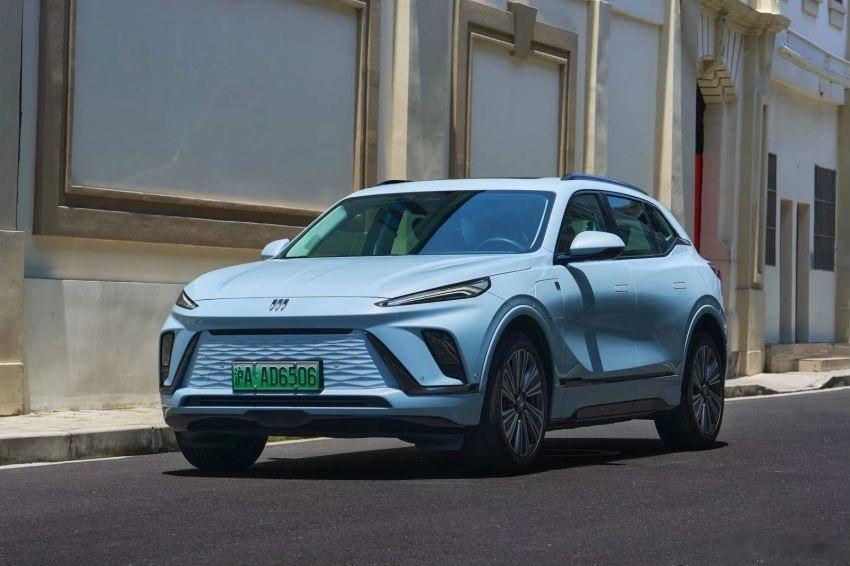 作为一台suv，大家最看重的还是空间得大，#别克E5#从外观视觉上就给人“大”的