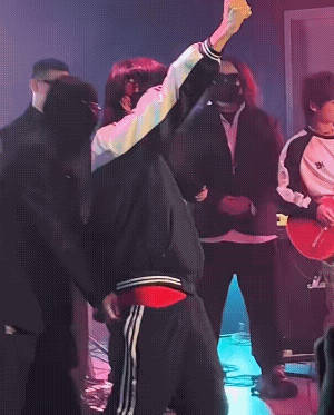 裤子都有人帮忙提是什么意思