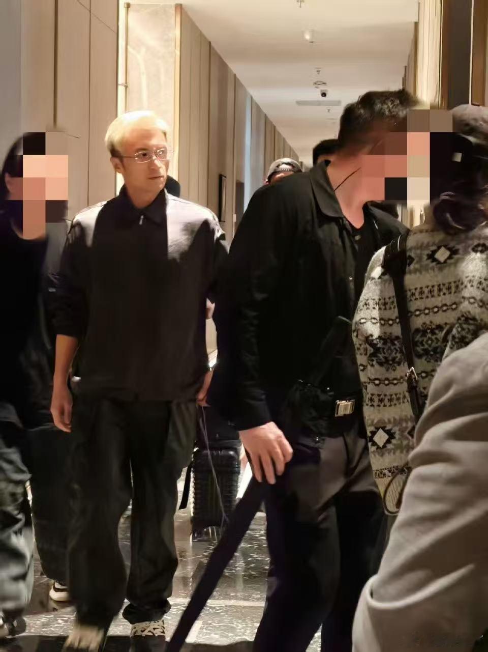 在泉州偶遇谢霆锋 让一让，真·霸总来了！都多少年了，谢霆锋这脸还是这么权威，带上