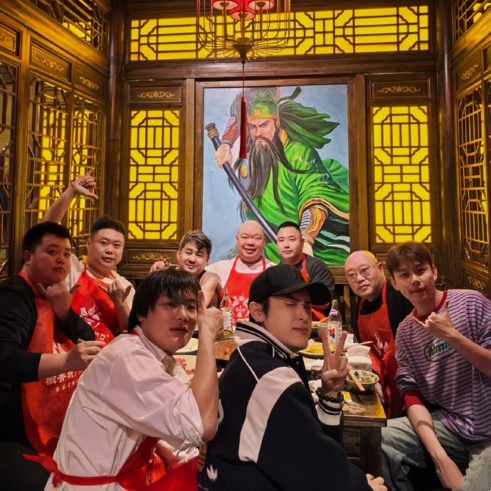 德云社六队成都聚餐，涮火锅郎鹤炎买单！德云社郎鹤炎晒出了一张和师弟成都涮火锅的照