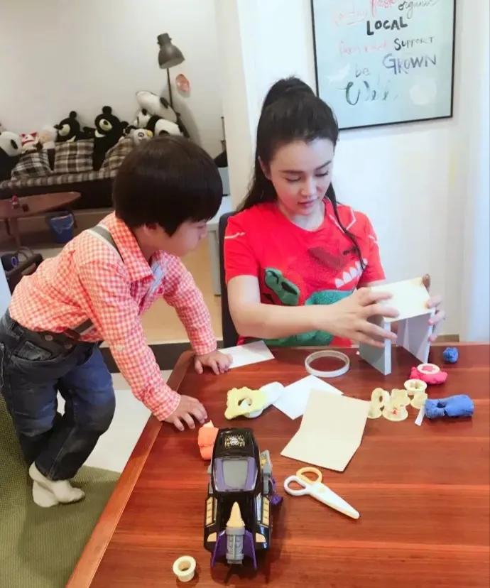 我和孩子的奇妙对话

那天，我正坐在沙发上翻看杂志，孩子像一阵风似的冲过来，小手