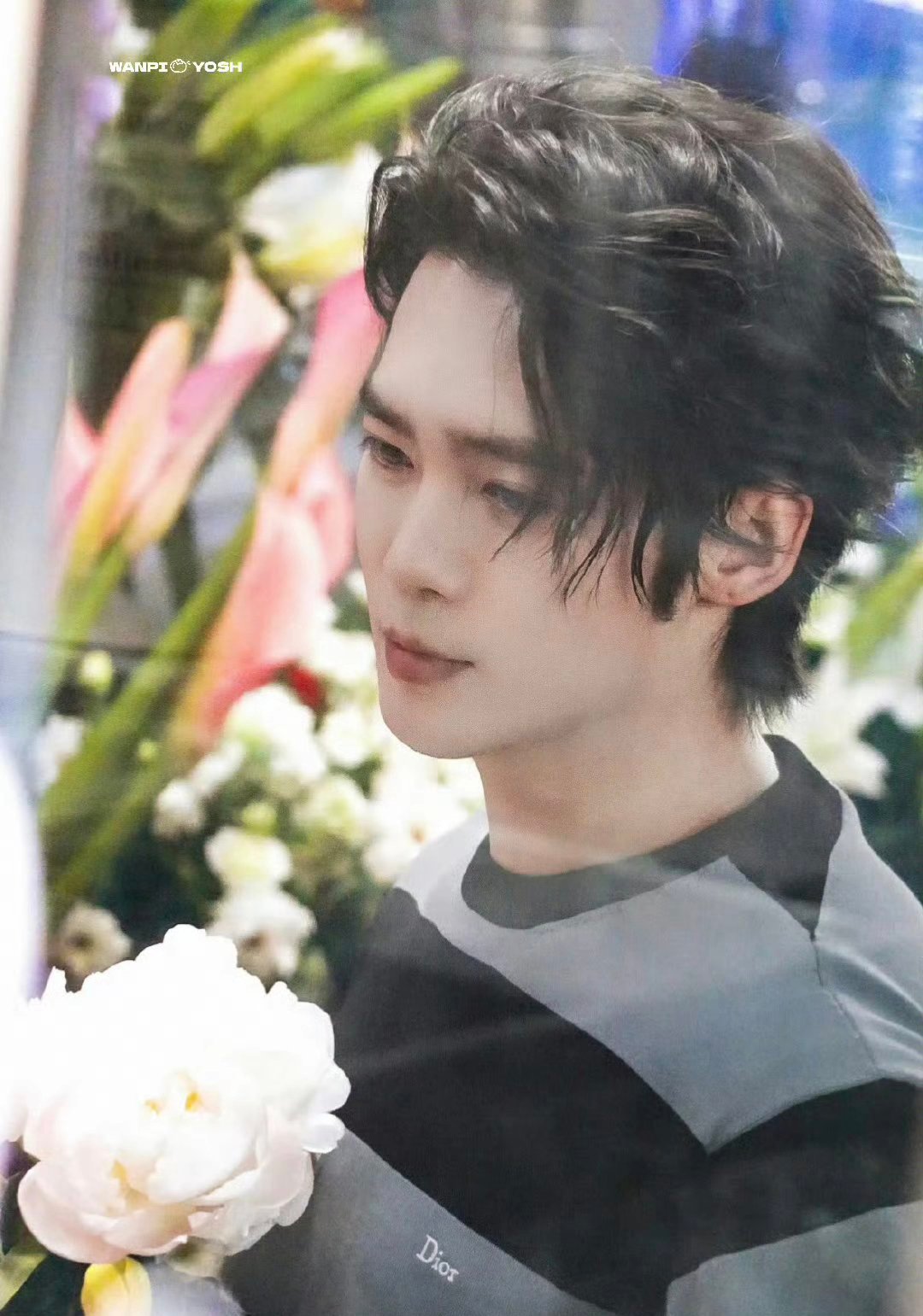 于适迪奥品牌大使被偶遇拍摄，好精致的脸